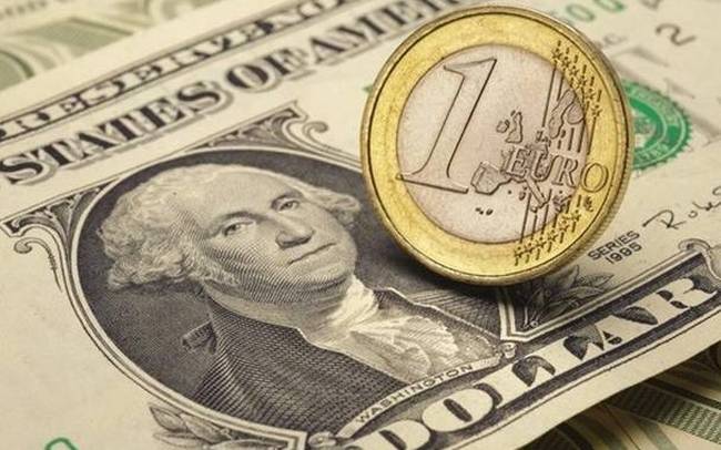 Θα λυγίσουν οι πιέσεις το ευρώ;